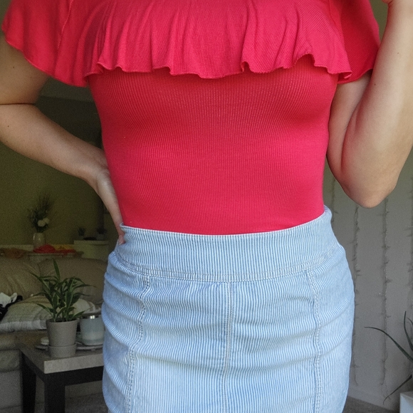EXPRESS Red ruffle off the shoulder bodysuit - Picture 6 of 11